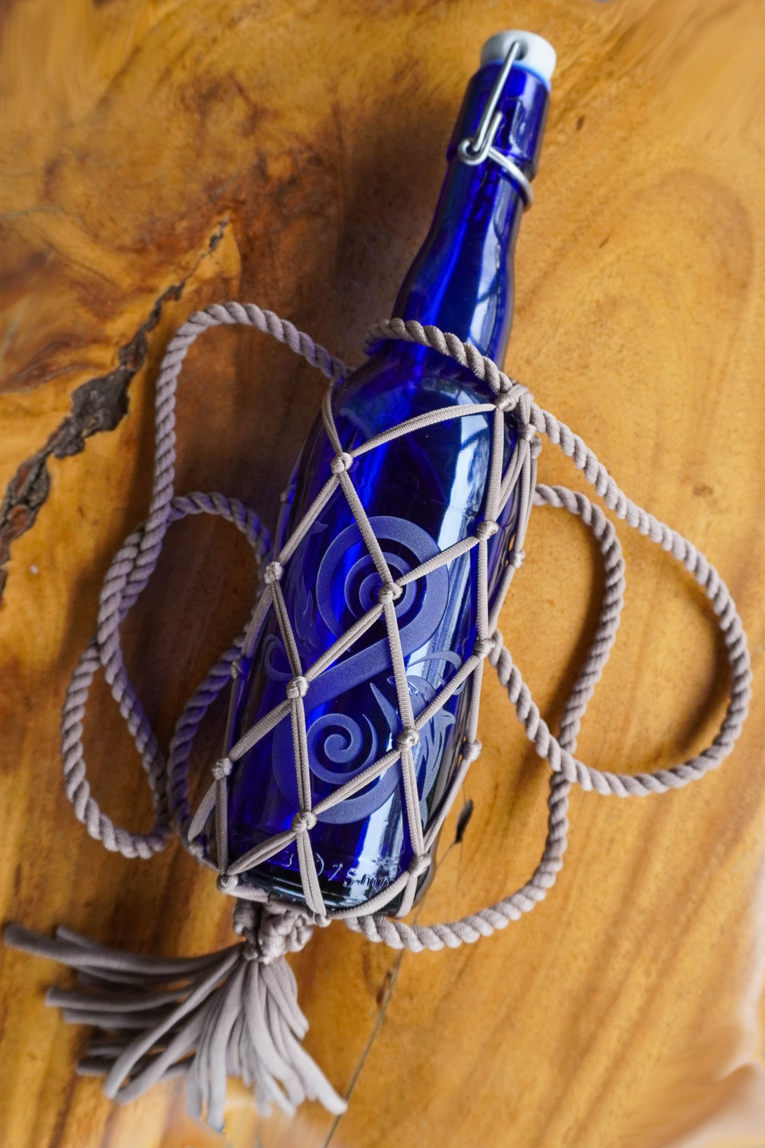 String Boottele String Bottle Holder ~ BackPack w/Tassel – Blue Bottle Love