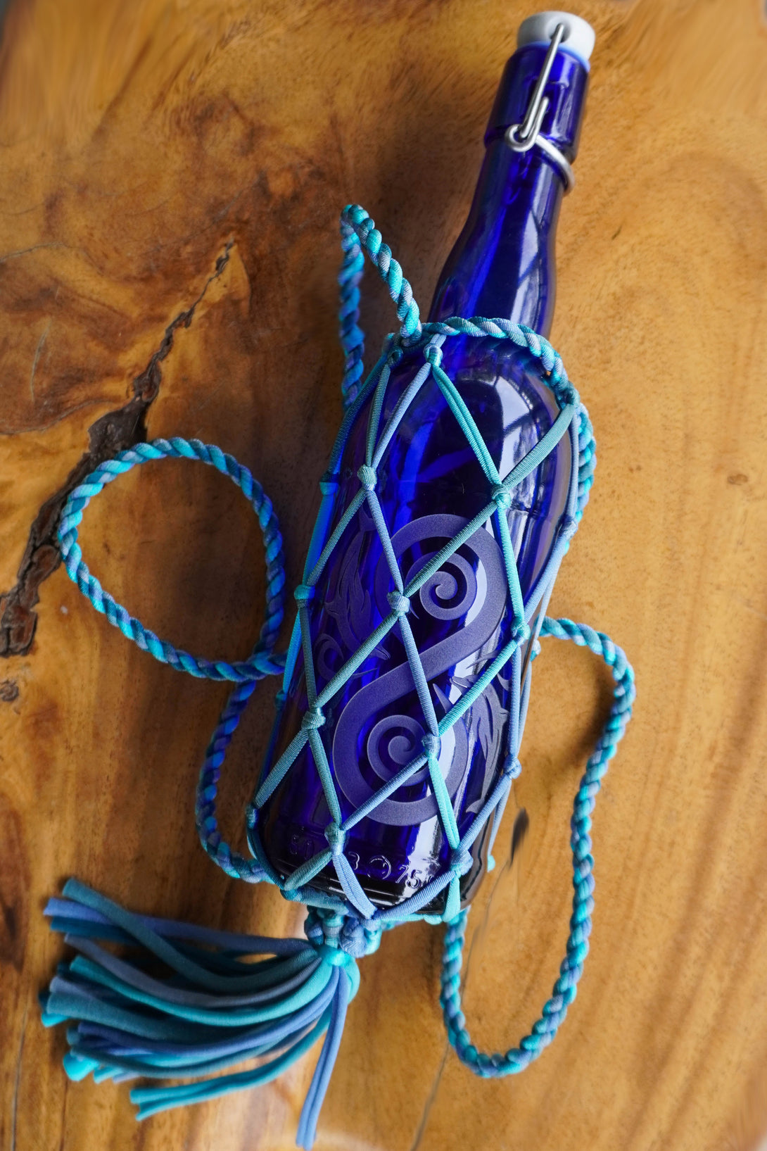 String Boottele String Bottle Holder ~ BackPack w/Tassel – Blue Bottle Love