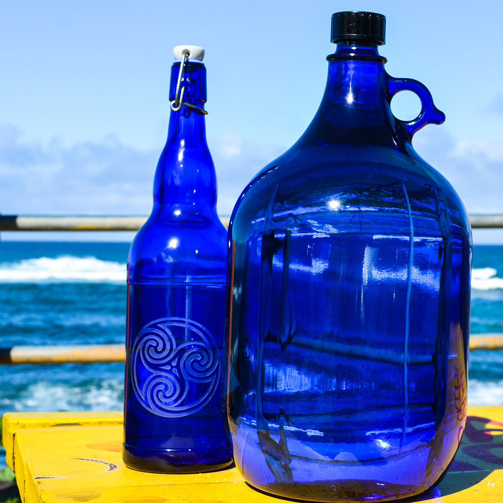 Купить синюю воду. Синяя бутылка. Стеклянная бутылка для воды. Синяя вода в бутылке. Бутыль для воды синяя.